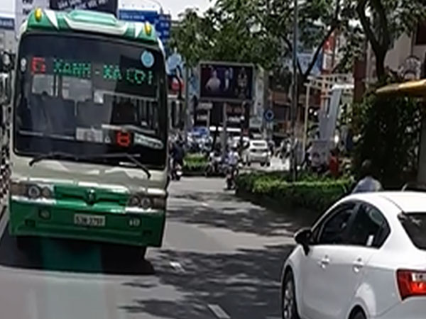 Xe buýt chạy ngược chiều trên phố Sài Gòn, người đi đường hoảng hốt