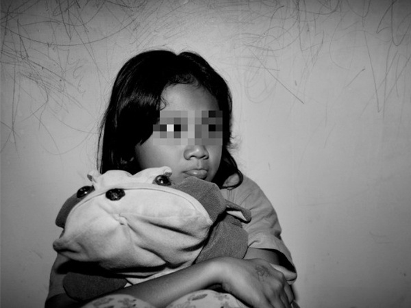 'Chú đó thích con lắm', câu nói ngây thơ của con gái tiết lộ sự thật động trời về gã khách trọ khiến người mẹ đau xé ruột gan
