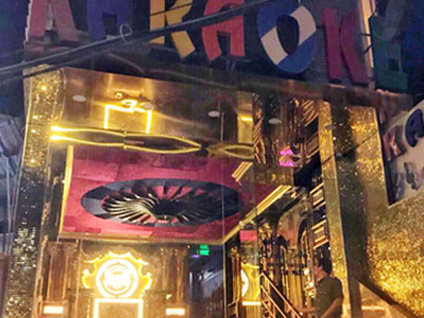 Nhà hàng karaoke ở TP HCM khoá cửa ngăn cảnh sát kiểm tra