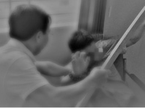 Phát hiện vợ cùng anh họ trong tư thế không mảnh vải che thân, người chồng còn bị sốc bởi câu nói đầy phũ phàng này