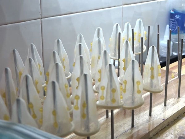 Video: Phát hiện xưởng sản xuất bao cao su giả quy mô lớn