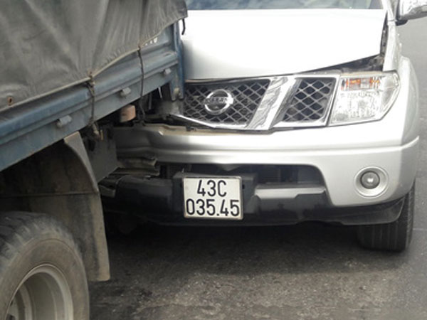Tránh cô gái ngã xuống đường, xe tải và 2 ô tô va chạm liên hoàn