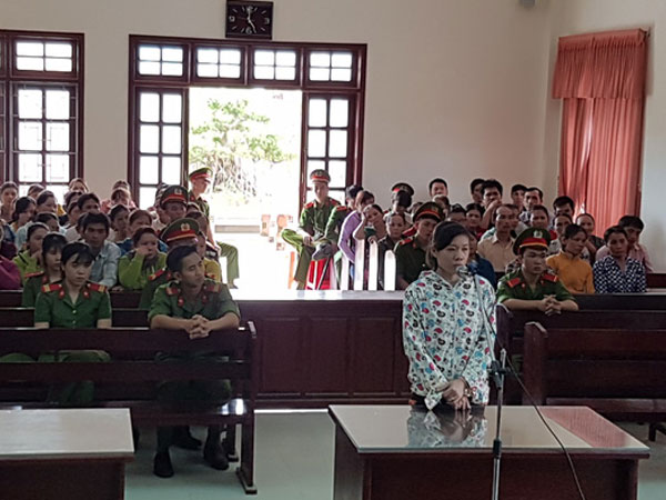 Vì cái chậu, nàng dâu lớn cắn đứt lìa lưỡi nàng dâu nhỏ