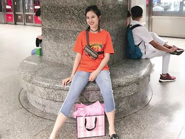 Xari Nguyễn - vợ hai Đăng Nguyên khoe ảnh đi chơi ở Singapore, úp mở chuyện có bầu lần 2