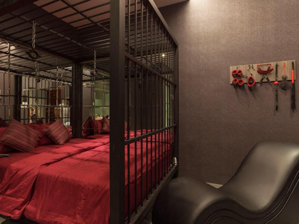 Buộc chủ nhà nghỉ tháo dụng cụ trang trí như phim 50 sắc thái
