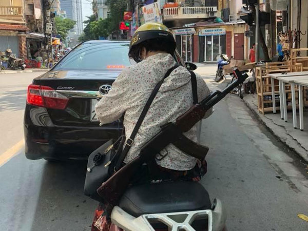 Cư dân mạng sốc khi nhìn chị ninja đeo súng AK đi hiên ngang trên phố