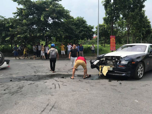 Hà Nội: Xế siêu sang Rolls-Royce Wraith nát đầu, Honda CRV lật ngửa bụng sau va chạm mạnh