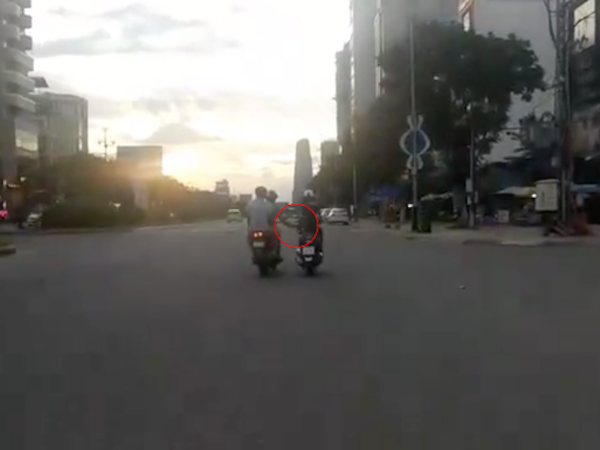 Hai thanh niên đi xe máy sàm sỡ một cô gái giữa đường rồi bị camera hành trình ghi lại