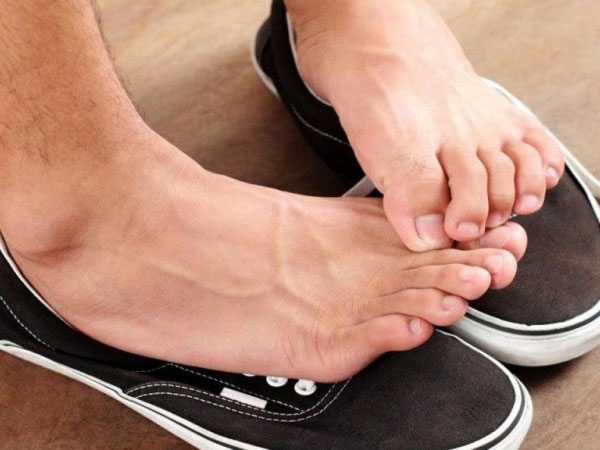 Hôi chân thường xuất hiện trong tiết trời nồm ẩm, làm thế nào để xử lý triệt để?