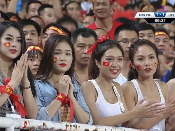 Hot girl bị nghi 'làm màu' khi cổ vũ U23 Việt Nam: Chả ngắm chết mê chết mệt, mà còn chỉ trích!