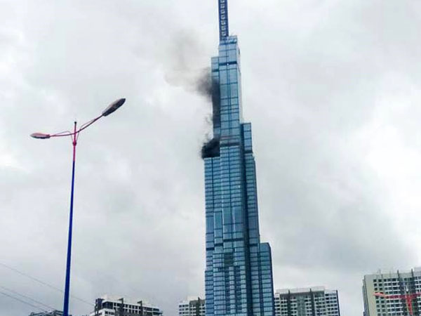 Khói đen bốc lên từ tòa nhà Landmark 81