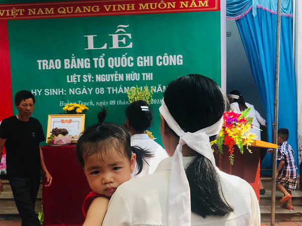 Lễ truy điệu người lính tàu ngầm Kilo Việt Nam đầu tiên hy sinh: Nước mắt vợ trẻ, con thơ