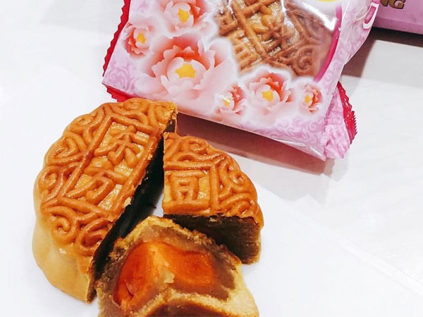 Mua 1 cái bánh trung thu mời cả nhà người yêu cùng ăn, đến khi không được chừa phần, cô nàng này đăng đàn kể tội