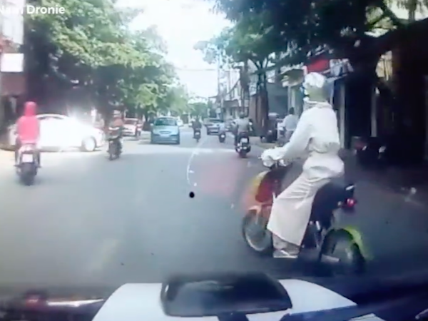 Video: Người phụ nữ ngang nhiên tạt ngang đầu ôtô