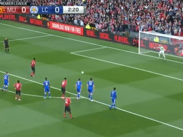 Pogba tái hiện pha đi bộ sút 11 m của Zaza tại EURO 2016