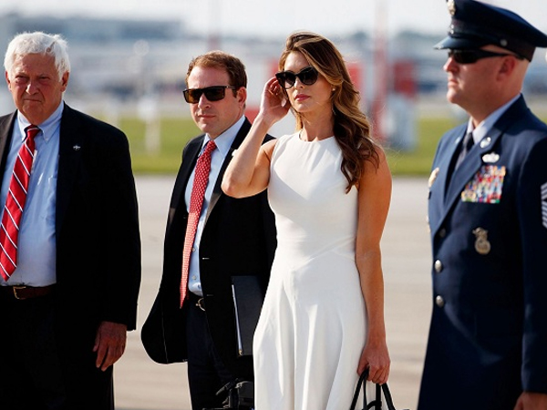 Cựu giám đốc truyền thông xinh đẹp của Trump sắp tái xuất?