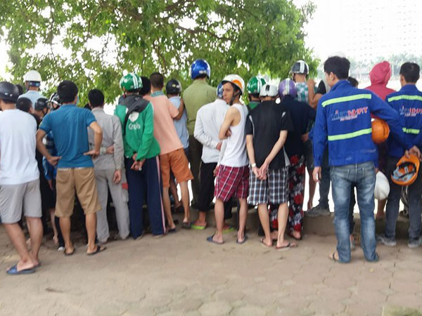 Hà Nội: Người dân hiếu kì xem thi thể một phụ nữ nổi trên hồ Linh Đàm
