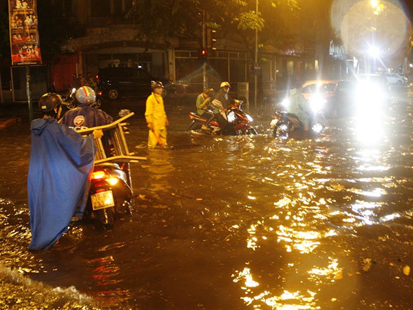 Hà Nội: Tối cuối tuần, phố Tây Tạ Hiện bì bõm trong nước