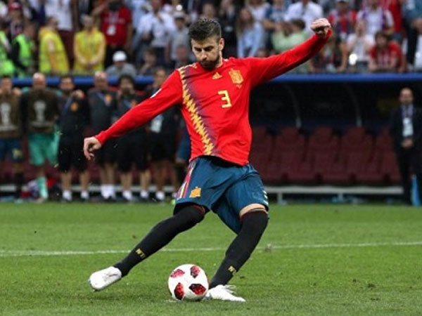 Pique từ giã đội tuyển Tây Ban Nha