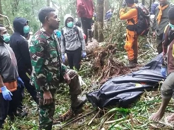 Rơi máy bay ở Indonesia, duy nhất cậu bé 12 tuổi sống sót