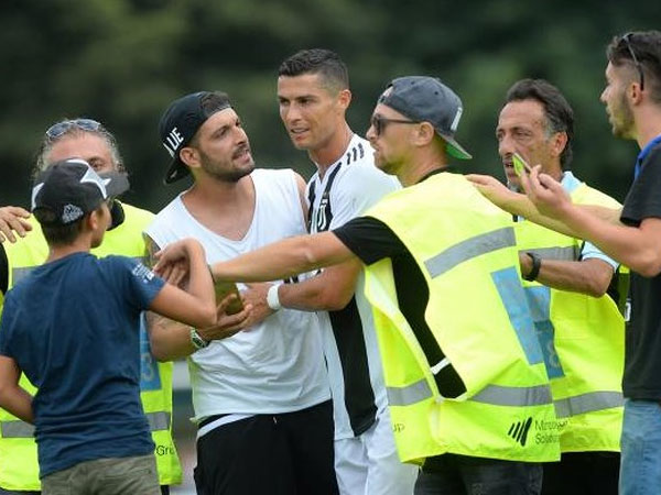 Cận cảnh: Ronaldo phải bỏ dở trận đấu vì bị fan 'quây kín'