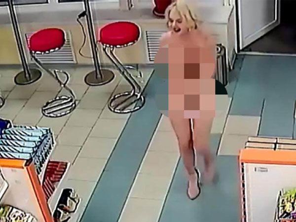 Giật mình trước cảnh cô gái khỏa thân thản nhiên vào siêu thị mua đồ
