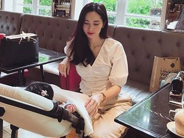 Sau 5 tháng, Hoa hậu Đặng Thu Thảo lần đầu hé lộ hình chụp cùng con gái đầu lòng