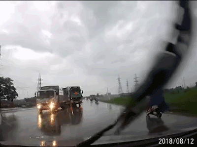 Video tài xế ô tô bẻ lái xuất thần tránh xe container chạy lấn làn