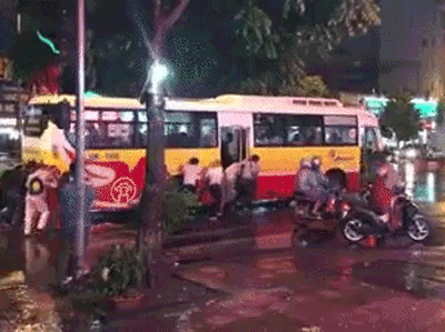 Video: Xe buýt chết máy giữa trời mưa, phụ xe, hành khách cùng người dân ì ạch đẩy bộ