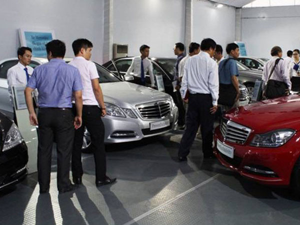 Doanh số bán ô tô lao dốc dù các đại lý tung nhiều chiêu giảm giá, kích cầu