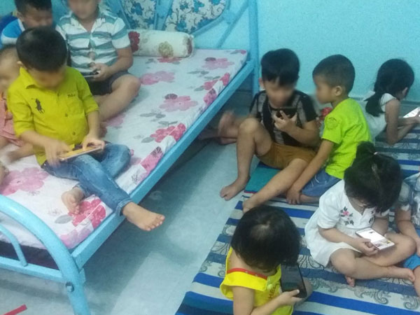 Hình ảnh hơn chục đứa trẻ yên lặng, dán mắt vào smartphone mà không cần quan tâm đến thế giới xung quanh khiến nhiều người giật mình