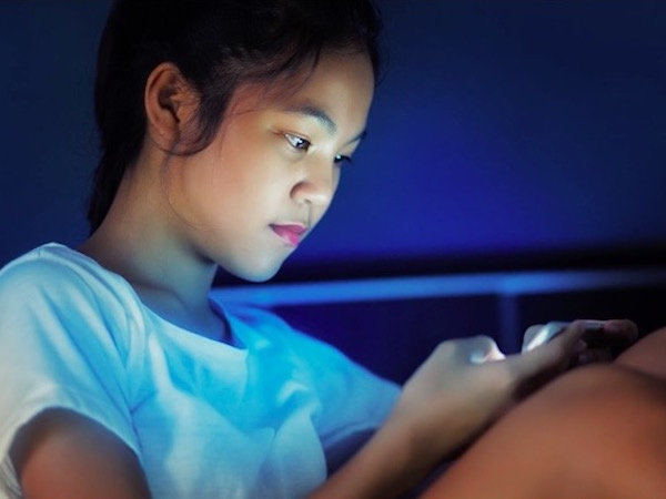 Khoa học đã biết tại sao ánh sáng xanh gây mù lòa