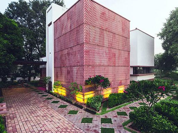 Nhìn ngoài như lò gạch cũ nhưng bước vào trong mới thấy hết độ 'chịu chơi' của căn nhà này