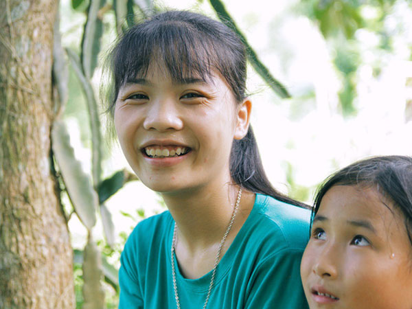 Nữ thủ khoa dân tộc Mường từng gạt nước mắt từ bỏ giảng đường: 'Nhờ cô giáo và mọi người, em được đi học rồi!'