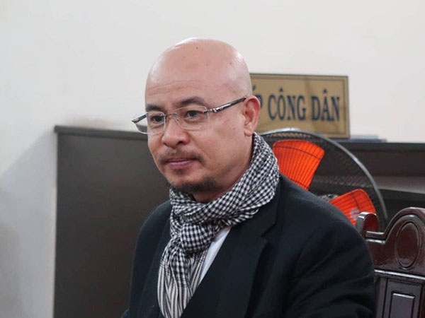 Ông Đặng Lê Nguyên Vũ tươi tỉnh xuất hiện ở tòa để hòa giải ly hôn lần cuối với bà Lê Hoàng Diệp Thảo