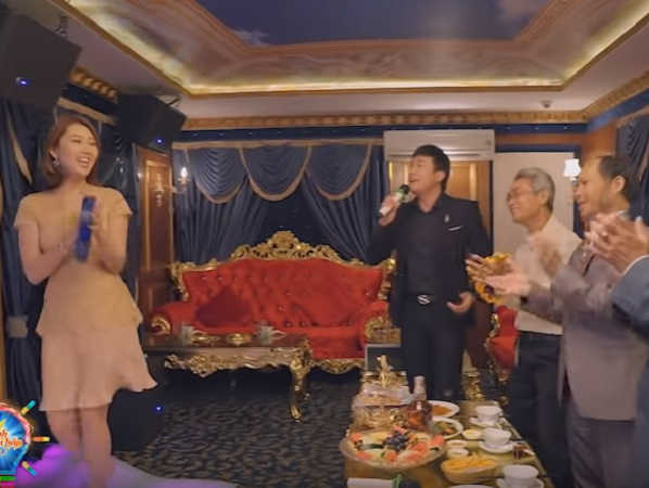 Phim Gạo nếp gạo tẻ tập 43: Bỏ mặc Kiệt ngày đêm chăm ba chồng nằm viện, Hân vui vẻ đi karaoke cùng nhân tình