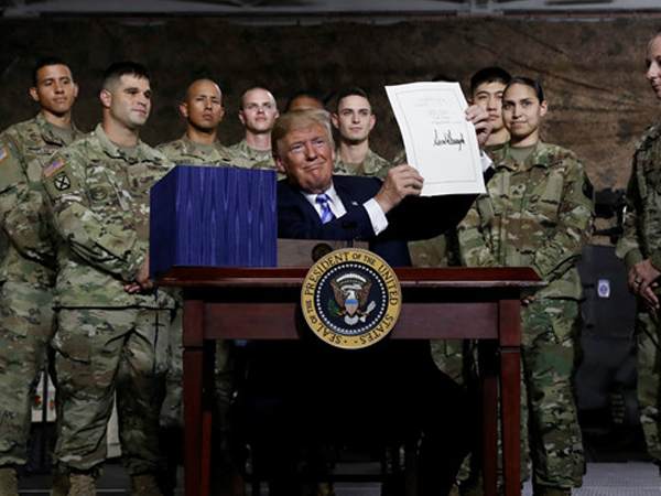Tổng thống Trump ký đạo luật quốc phòng để 'tái thiết quân đội ở mức chưa từng có'