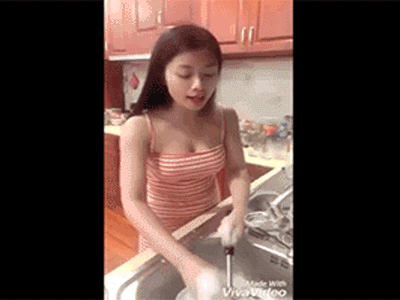 Video: Gái đẹp vừa hát vừa rửa bát khiến giới mày râu không rời mắt