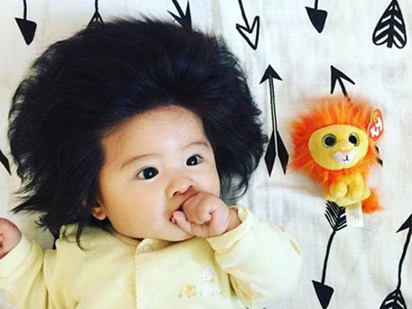 Bé 6 tháng tuổi có mái tóc như bờm sư tử