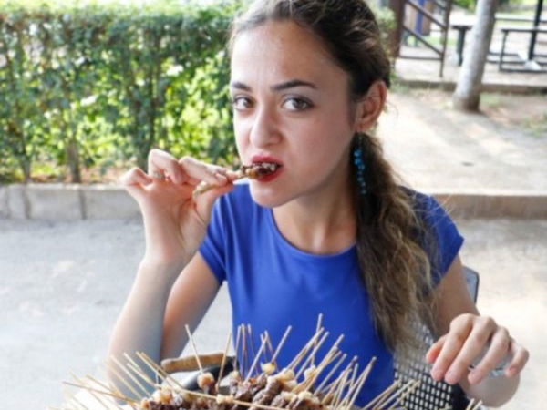 Cô gái trẻ ăn hết 4kg thịt chỉ trong nháy mắt