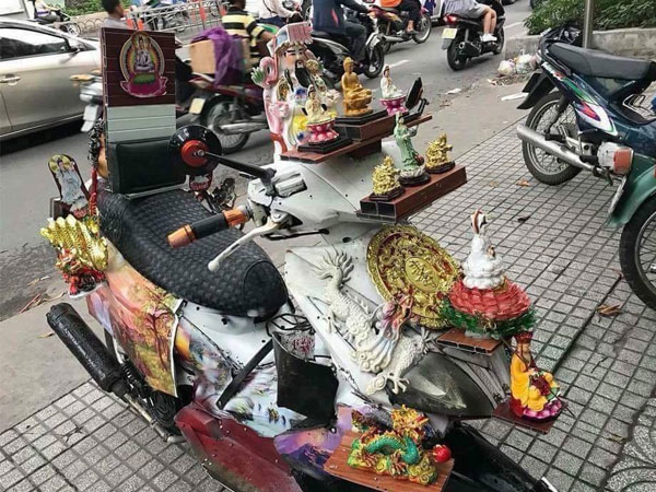 Dân mạng cười ngất với chiếc 'xe máy cõi thiên thai' - sản phẩm 'trừ tà' giúp chủ nhân bình an giữa tháng cô hồn