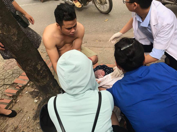 Ê-kíp đỡ đẻ bất đắc dĩ và ca sinh chưa đầy 7 giây giữa phố Hà Nội