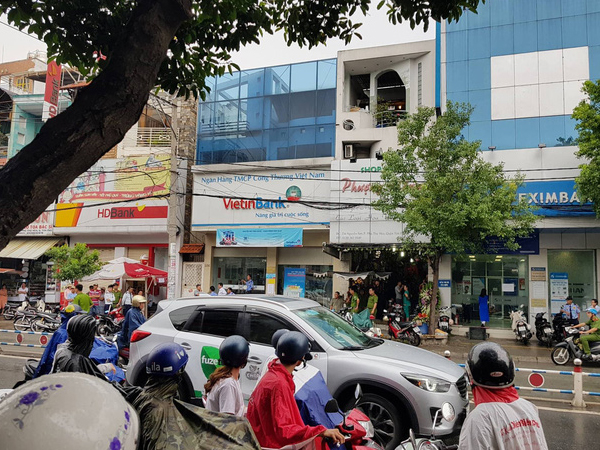 Thanh niên cướp ngân hàng ở Sài Gòn: Cầm 700.000 đồng rồi ngồi xuống đếm tiền