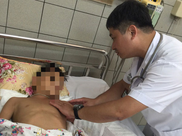Bị rắn hổ mang cắn, bé trai 10 tuổi suýt mất cánh tay vì đắp hạt đậu lào