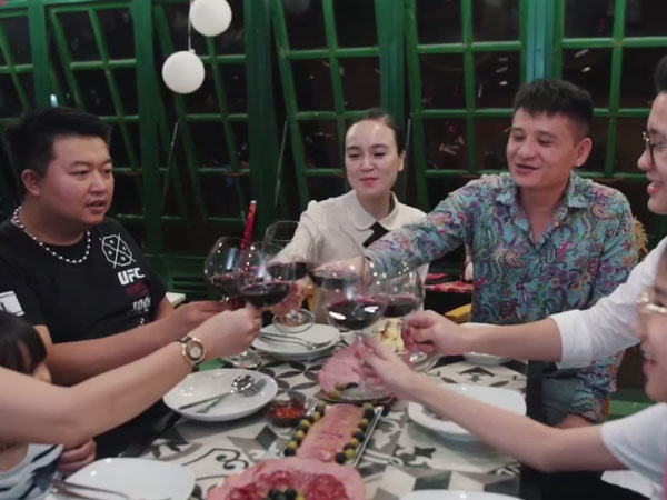 Chuyện lạ có thật: Mẹ và con trai tự tay chuẩn bị tiệc kỷ niệm 3 năm yêu nhau của bố và người yêu bố