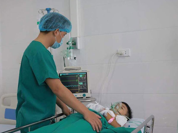 Đồ chơi phát nổ, mẹ hốt hoảng thấy con trai 8 tuổi chảy đầy máu