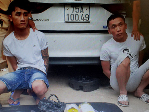 Gã trai xăm trổ vằn vện thuê taxi đi mua 2 kg ma túy