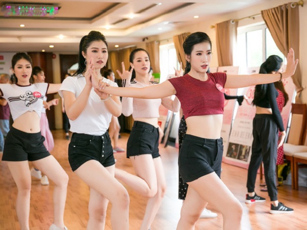 Hoa hậu Việt Nam 2018: Lần đầu tiên hội ngộ, thí sinh hai miền ráo riết tập luyện chuẩn bị cho Chung kết