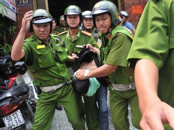 Nam thanh niên dùng dao cắt cổ đại uý công an