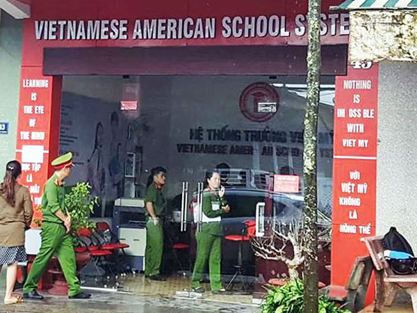 Bắt hiệu trưởng, khám xét trụ sở trường cao đẳng 'chui'